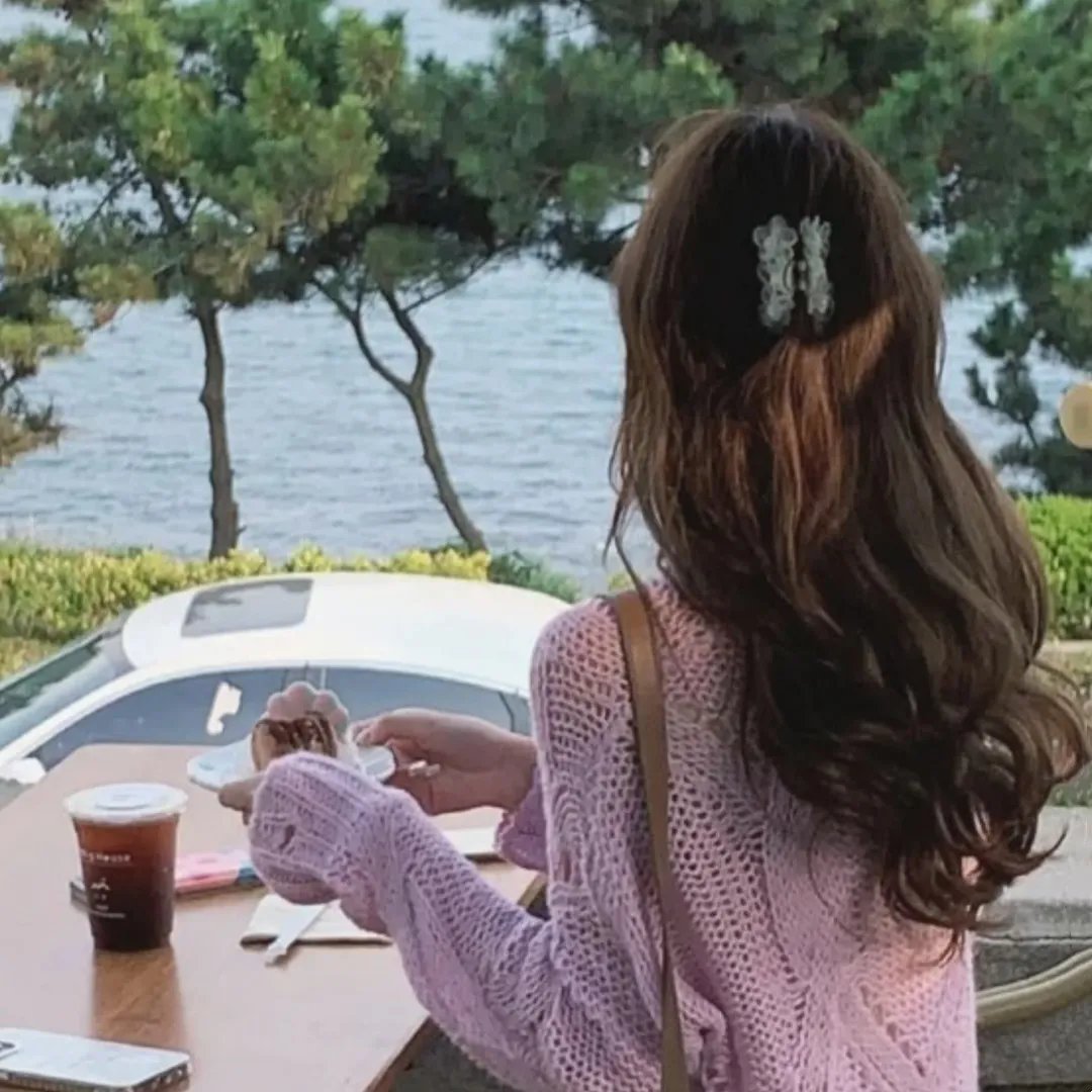 追梦的黎族女娃娃